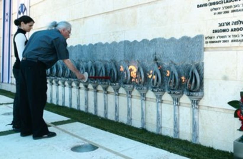 Israelis light candles at Remembrance Day  (photo credit: Ariel Jerozolimski)