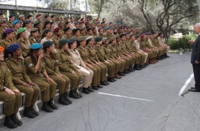 Shimon Peres addresses IDF soldiers 370 (photo credit: Yosef Avi Yair Engel)