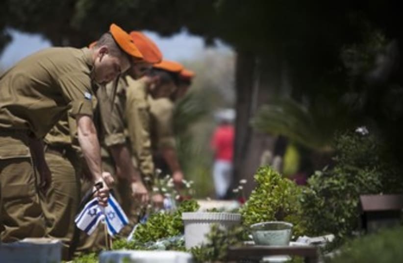 IDF soldiers on Remembrance Day 370 (photo credit: REUTERS)