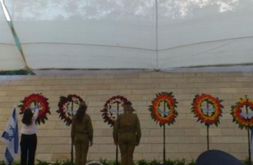 A wreath is laid in honor of IDF widows 370 (photo credit: melanie lidman)