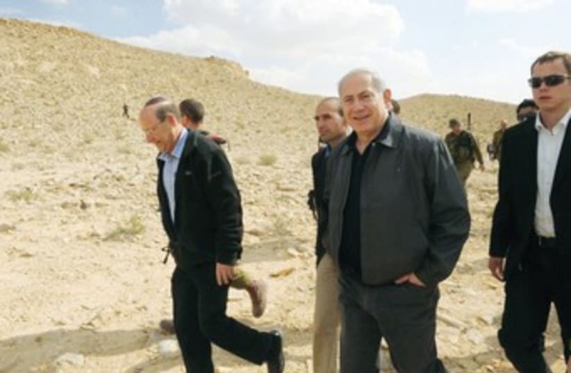 Otniel Schneller tours Egyptian border with Netanyahu 370 (photo credit: Courtesy Otniel Schneller’s Office)