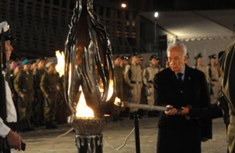 Peres lights torch at Yom Hazikaron 370 (photo credit: Marc Neiman/GPO)