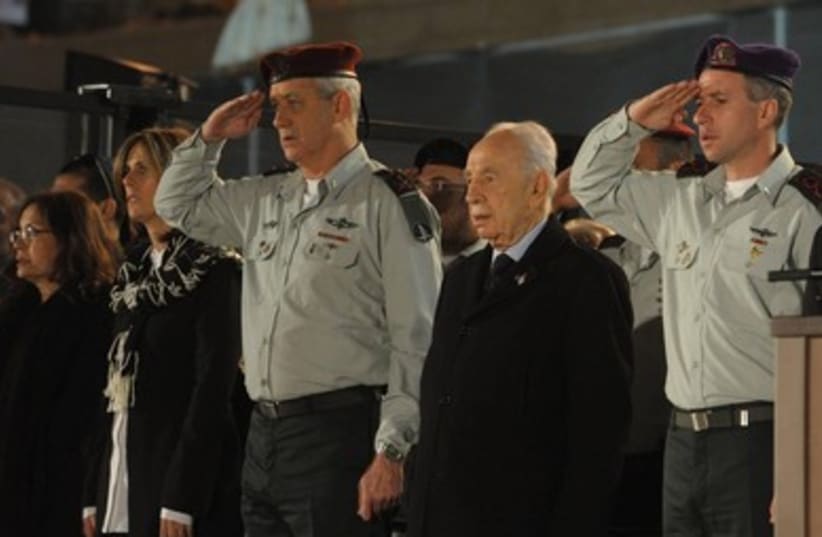 Peres and Gantz at Remembrance Day ceremony (photo credit: Mark Neiman/GPO)