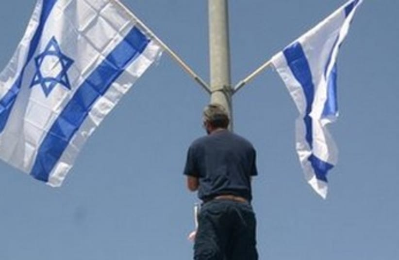 Beit Shemesh resident erects Israeli flag 370 (photo credit: picture credits - Menachem Lipkin)