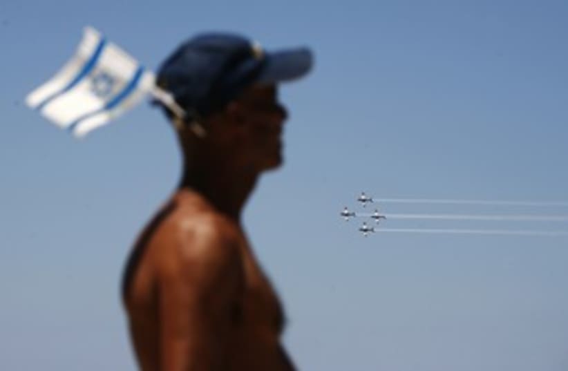 IAF flyover Tel Aviv beach Independence Day 370 (R)  (photo credit: Baz Ratner / Reuters)
