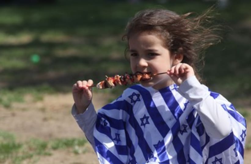 Eating barbecue on Independence Day (photo credit: Marc Israel Sellem)