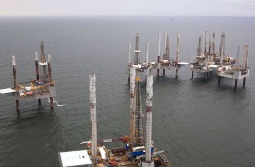 Offshore Oil rig 521 (photo credit: Reuters/ Lee Celano)