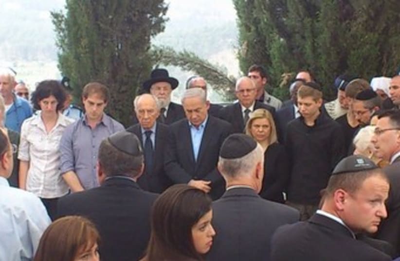 PM Netanyahu at father Benzion's funeral 370 (photo credit: Melanie Lidman)