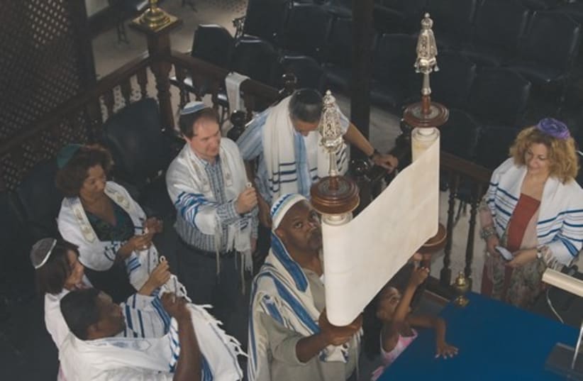 Jews in synagogue 521 (photo credit: Dana Evan Kaplan)
