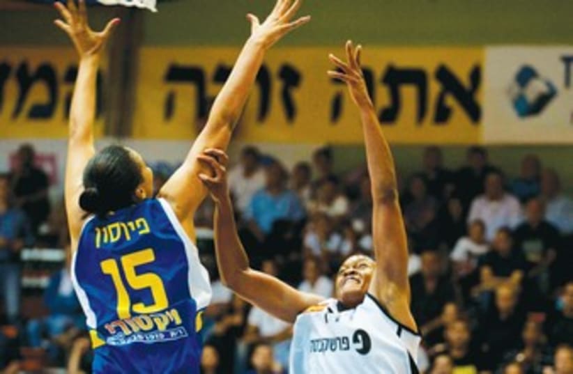 PLENETTE PIERSON (15) and Maccabi Ashdod battle_370 (photo credit: Asaf Kliger)