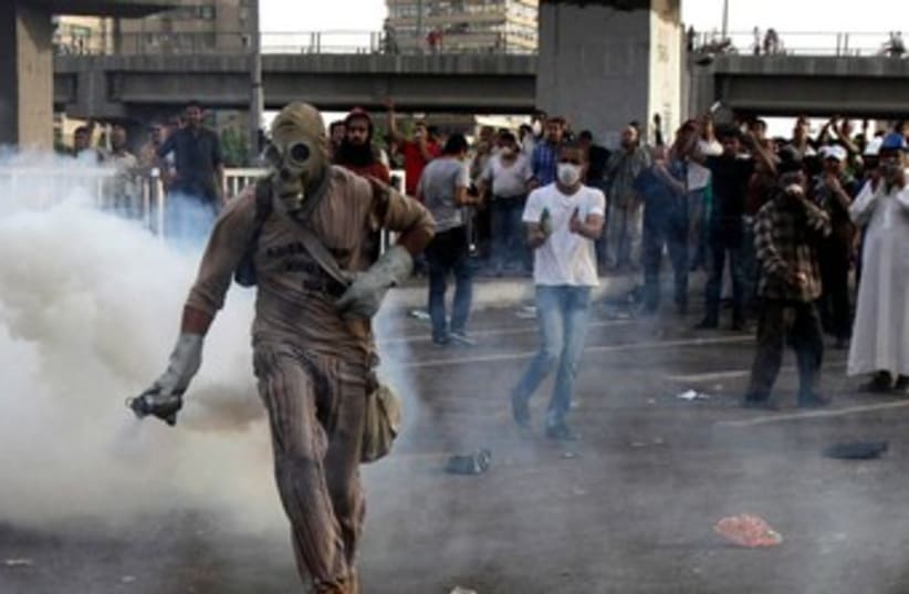 Egyptian protester in gas mask 370 (photo credit: REUTERS)