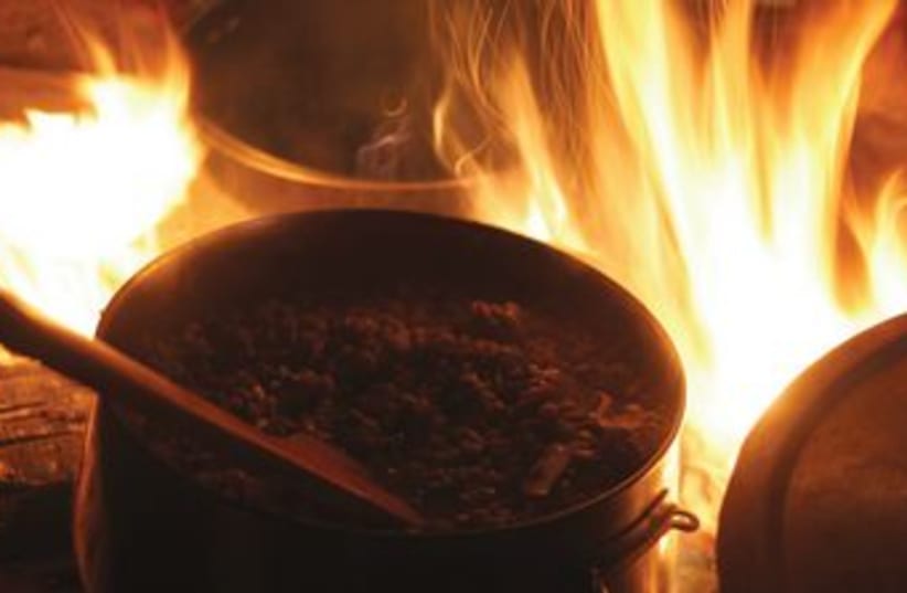 Cooking over a campfire (photo credit: Thinkstock)