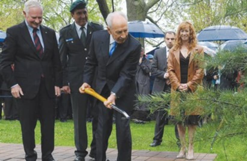 Shimon Peres plant tree in Canada (photo credit: Marc Neiman/GPO)