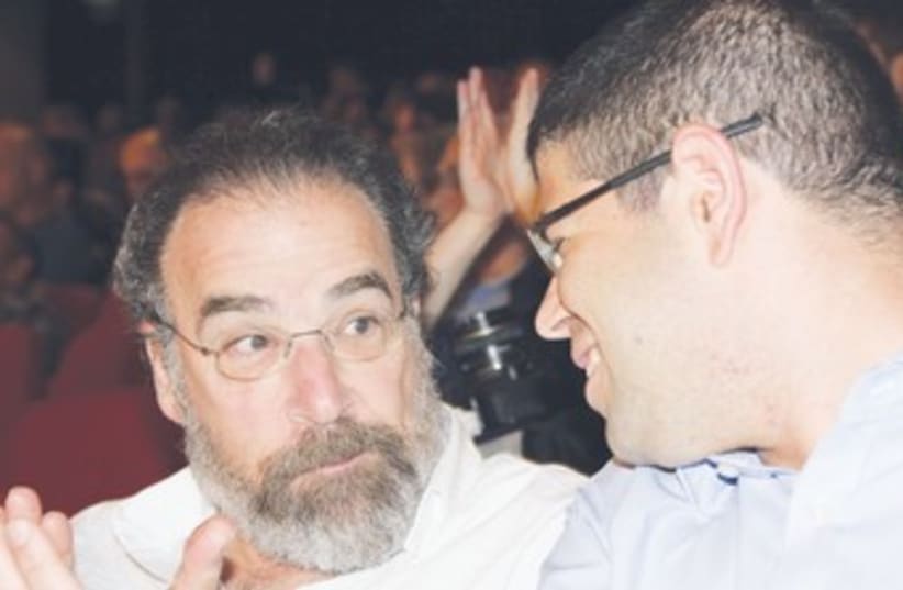 Mandy Patinkin (L) wth Peace Now director Oppenheimer_370 (photo credit: Tovah Lazaroff)