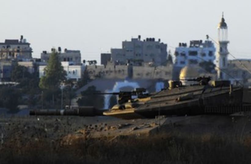 IDF tank in central Gaza Strip_370 (photo credit: Amir Cohen/Reuters)