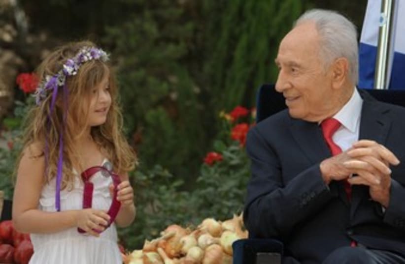 Peres and young girl 370 (photo credit: Marc Neiman/GPO)