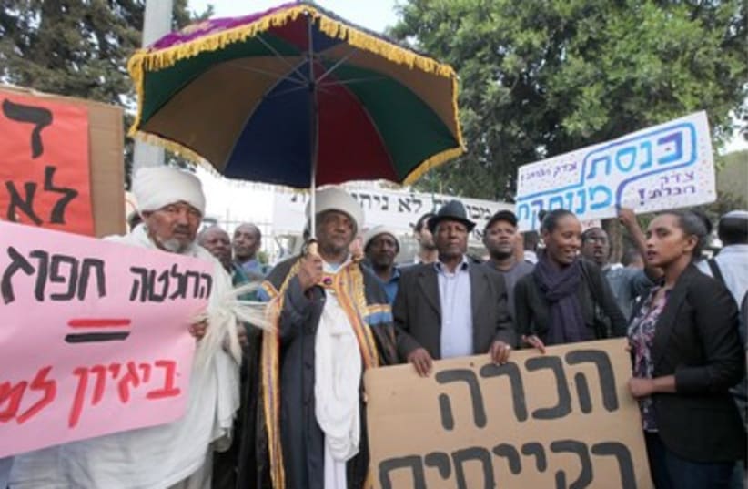 Ethiopians demonstrating against discrimination in J'lem (photo credit: Marc Israel Sellem)