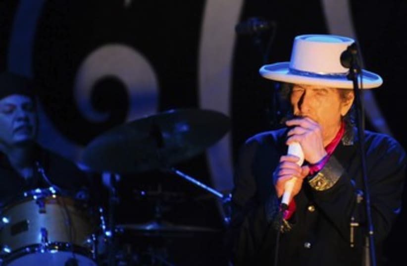 Bob Dylan performs on stage (photo credit: REUTERS/Stringer)