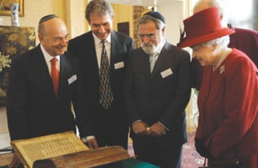 Queen Elizabeth, Rabbi Sacks (photo credit: Matt Dunham/Reuters)