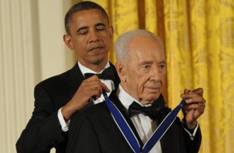 Obama awards Peres Presidential Medal of Freedom 370 (photo credit: Amos Ben-Gershom/GPO)