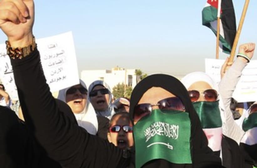 Jordanians, Syrian refugees demonstrate against Assad 370 (photo credit: REUTERS)