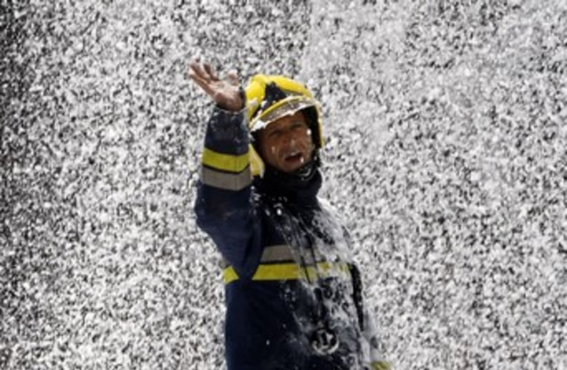 Israeli firefighter 370 (photo credit: REUTERS/Gil Cohen Magen)
