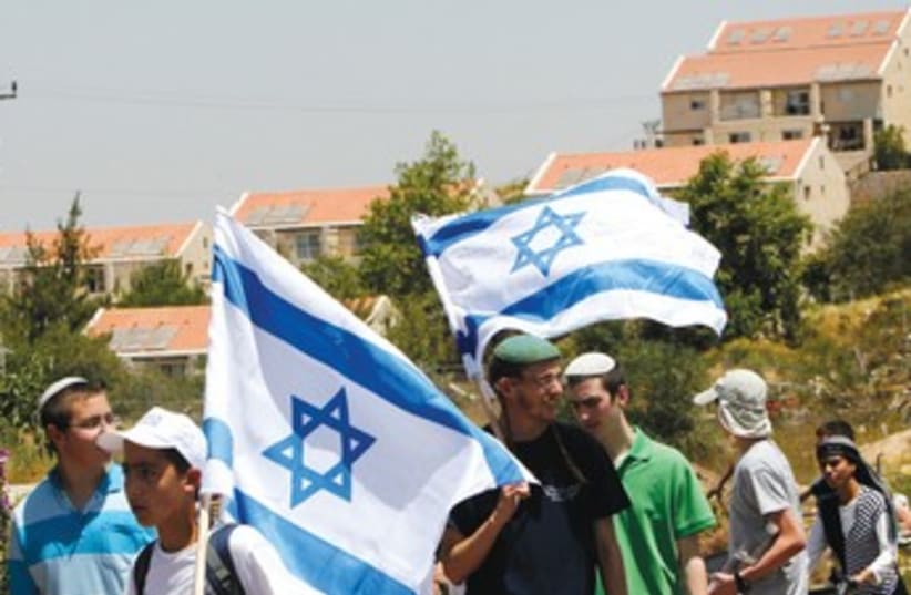 JEWISH ACTIVISTS in front of Ulpana 370 (photo credit: REUTERS)