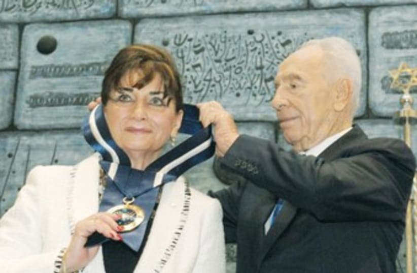 PRESIDENT SHIMON PERES honors Toronto’s Judy Feld Carr 370 (photo credit: Mark Neiman/GPO)