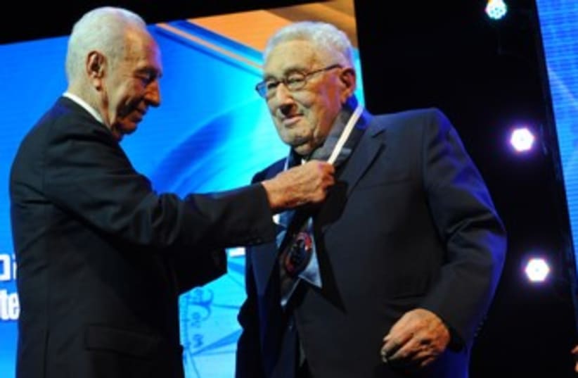 Peres awards Kissinger Presidential Award of Distinction 370 (photo credit: Marc Neiman/GPO)