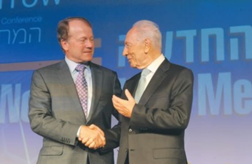 Cisco Systems Chairman and CEO Chambers, President Peres 370 (photo credit: Marc Israel Sellem)