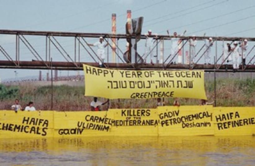 Greenpeace blocks Kishon River 370 (photo credit: Greenpeace activists try to stop pollutants in Kis)