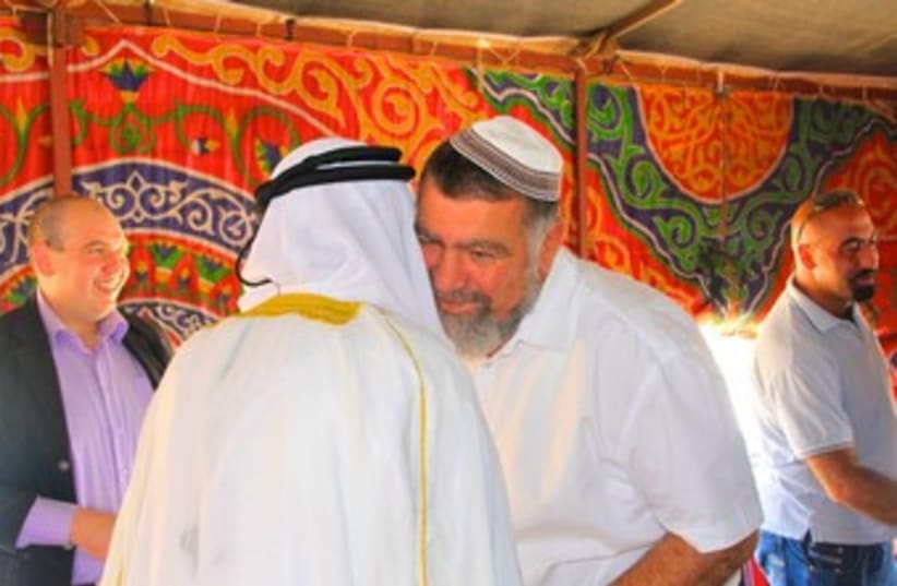 Sheikh Farid Al-Jabari greets Gershon Mesika 370 (photo credit: TOVAH LAZAROFF)