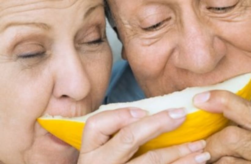 Elderly couple eating fruit 370 (photo credit: Thinkstock/Imagebank)