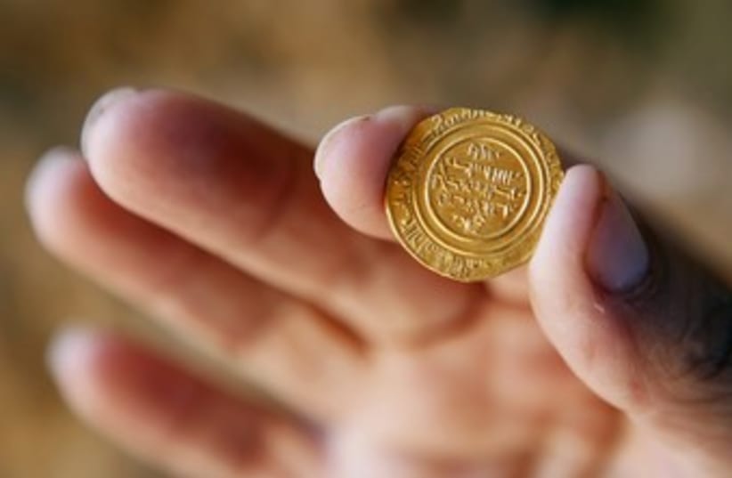 Gold coin discovered in Apollonia  (photo credit: 	 REUTERS/Baz Ratner)