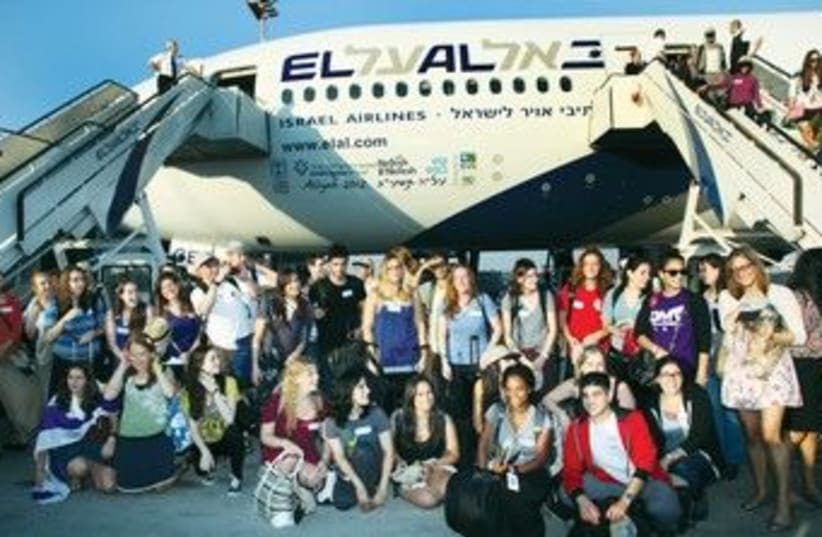 New immigrants pose upon arrival 370 (photo credit: Courtesy of Nefesh B'Nefesh)