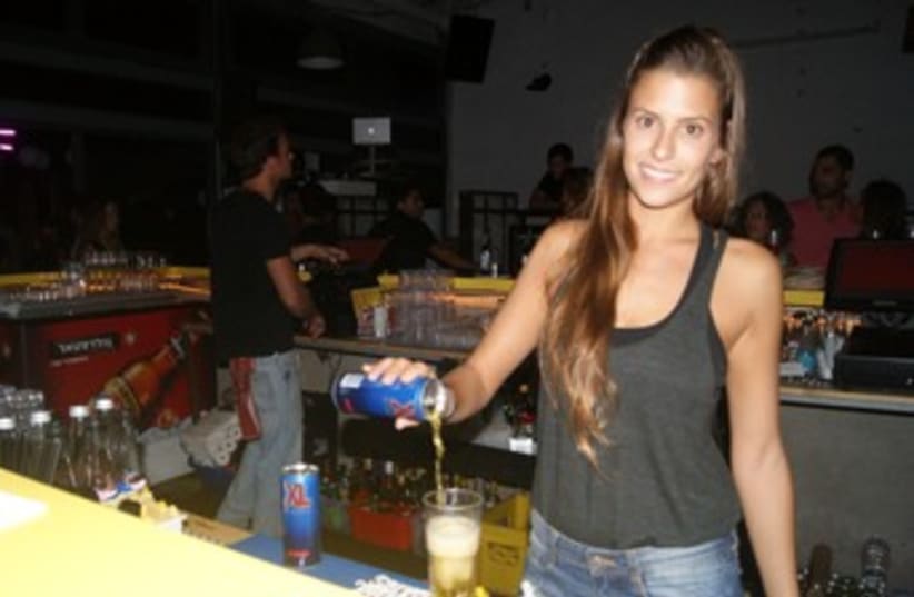 Bartender at Pineapple Express 370 (photo credit: Yoni Cohen)