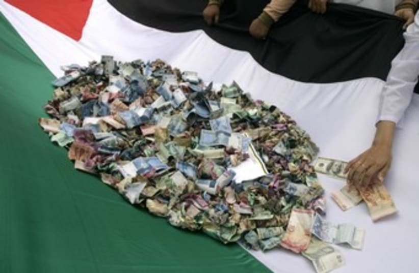 Cool pic Palestine money 370 (photo credit: REUTERS/Tarmizy Harva)