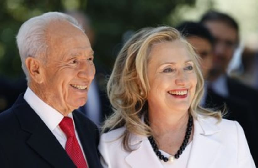 Peres and Clinton (photo credit: REUTERS)