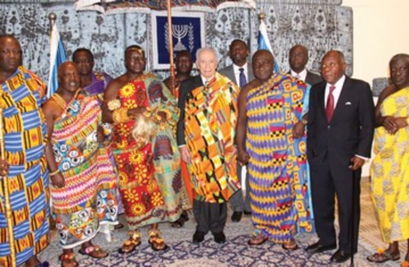 Peres with Ghanaian monarch African garb 390 (photo credit: Yosef Avi Yair Engel/GPO)