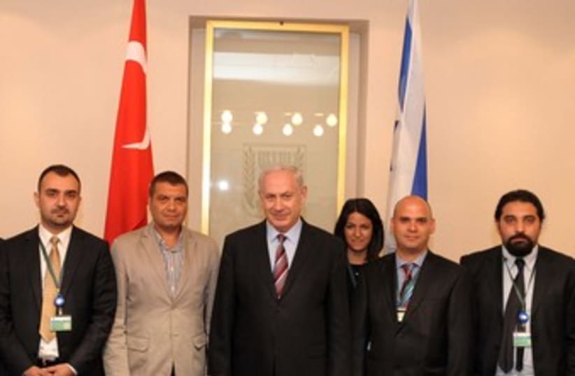 Netanyahu with Turkish journalists 370 (photo credit: Avi Ohaion/GPO)