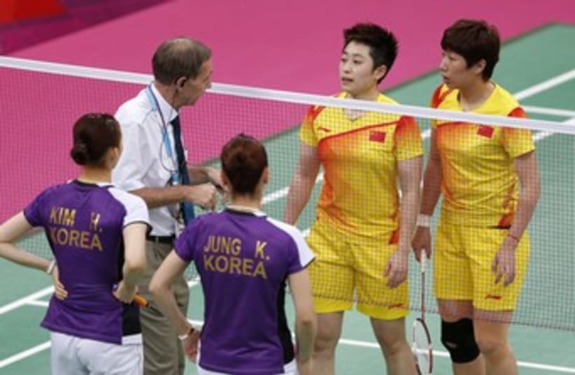 Chinese and S. Korean badminton teams in London 370 (R) (photo credit: Bazuki Muhammad / Reuters)