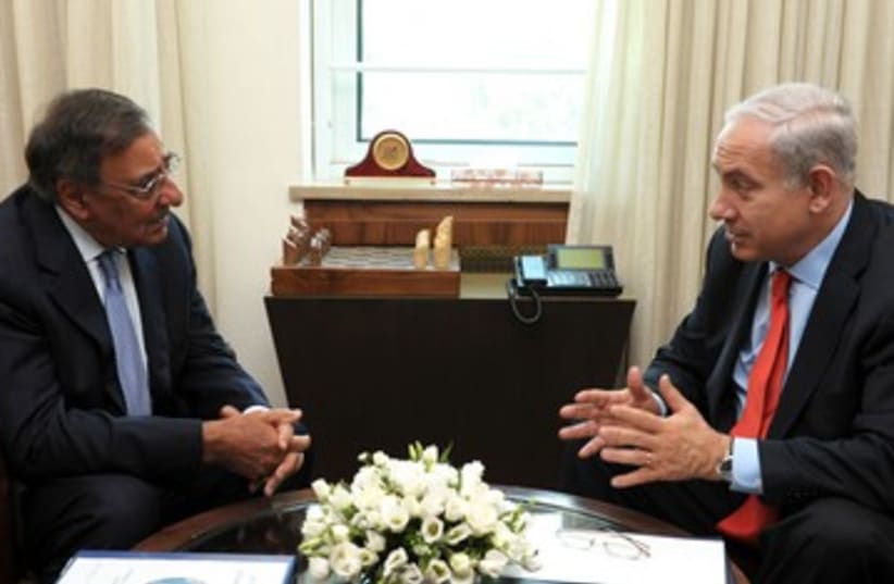 Leon Panetta and Binyamin Netanyahu 390 (photo credit: Moshe Milner / GPO)