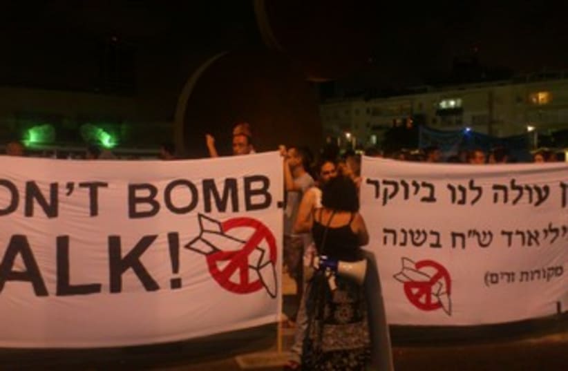 Don't bomb iran talk sign 390 (photo credit: Ben Hartman)