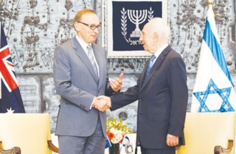 Bob Carr shakes hands with President Shimon Peres 370 (photo credit: Abir Sultan/Reuters)