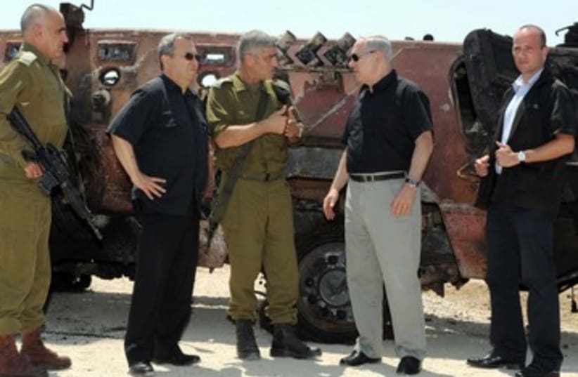 Netanyahu and Barak in Sinai 390 (photo credit: Avi Ohayon/GPO)