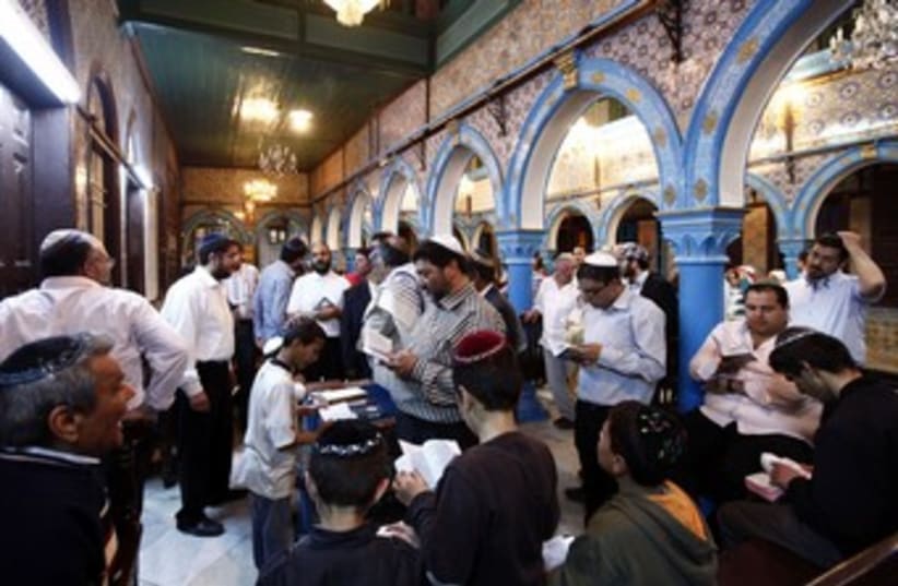 Jews pray in a Tunisian synagogue 370 (R) (photo credit: Anis Mili / Reuters)