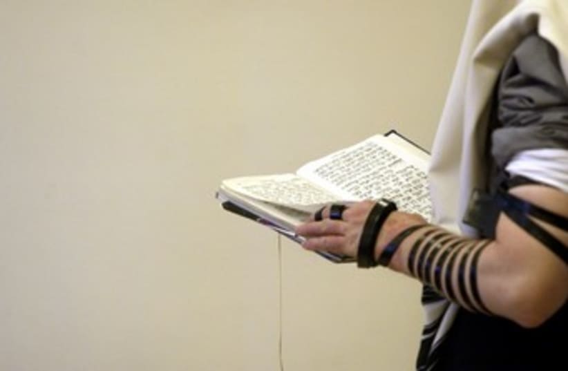Synagogue prayers (photo credit: Reuters)