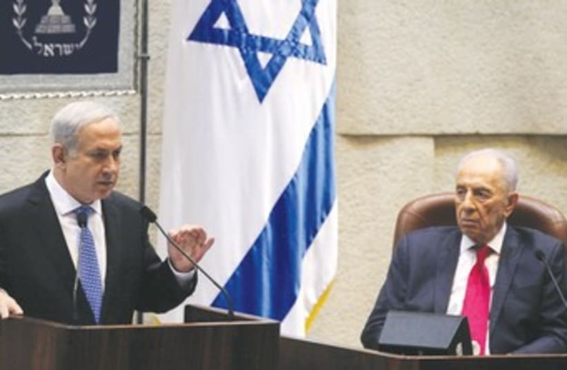 Peres and Netanyahu at Press Conference 370 (photo credit: Marc Israel Sellem)