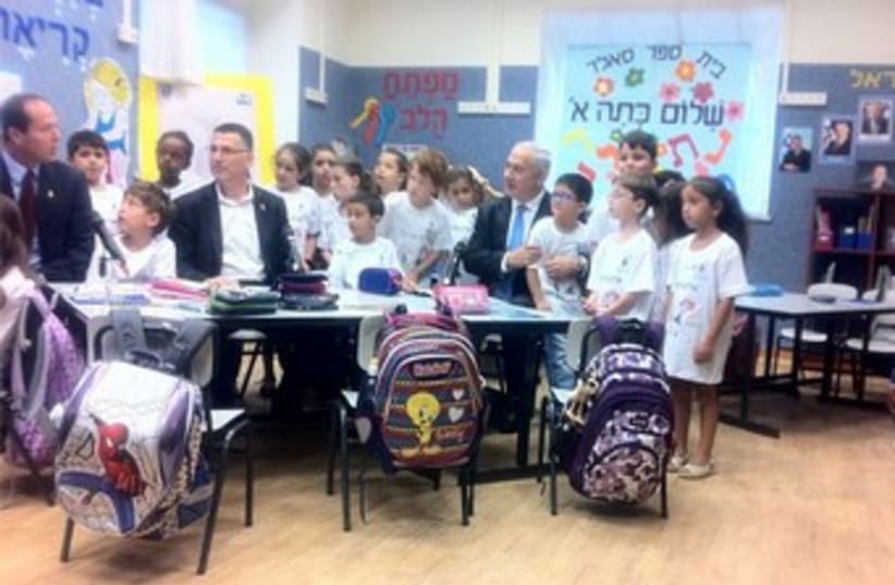 Netanyahu visits with pupils on 1st day of school 370 (photo credit: Courtesy PMO)
