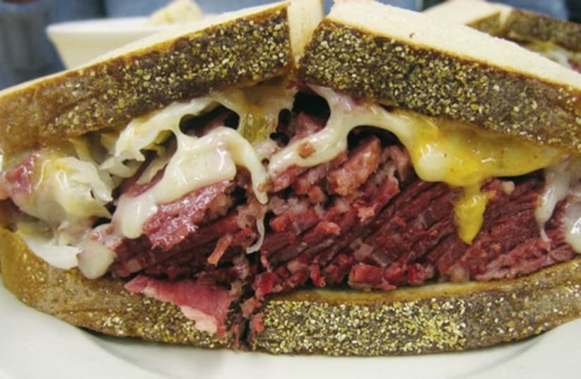 Smoked meat sandwich 521 (photo credit: Courtesy: Ernesto Andrade/Wikimedia Commons)